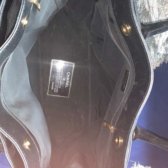 Gently used authentic Chanel bag - Picture 3 of 10